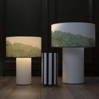 Lampe Oumi 45cm vert avocat allumée